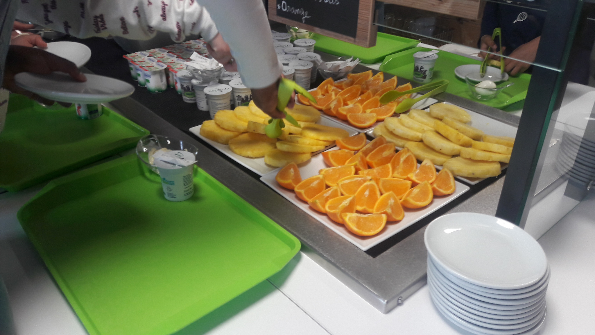 Les entreprises de la restauration collective rappellent que la cantine apprend aux enfants à manger ensemble
